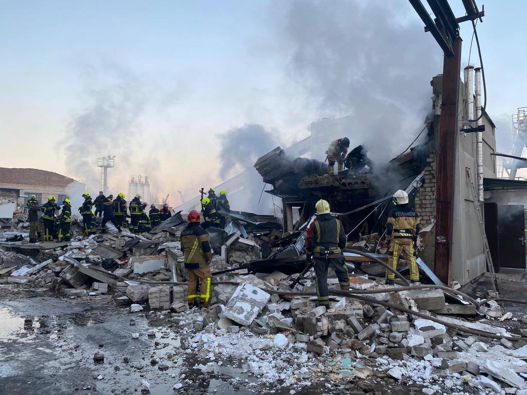 У Києві пролунав вибух на території колишнього заводу: загинуло четверо осіб, є постраждалі.  Фото і відео
