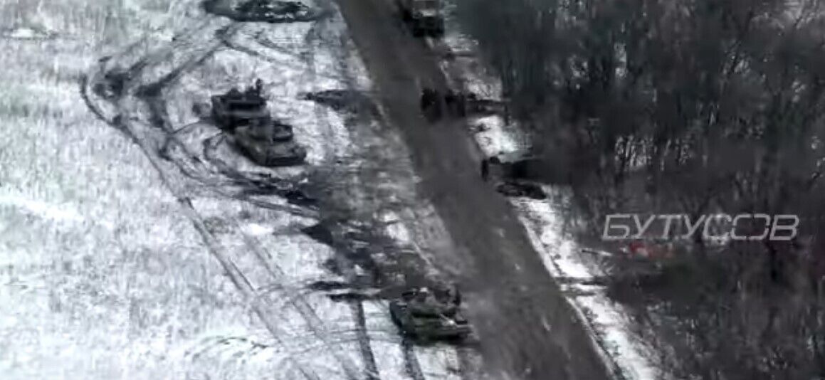Окупанти кинули підбиту техніку і втекли: українські аеророзвідники показали свіже відео з Вугледарського напрямку 