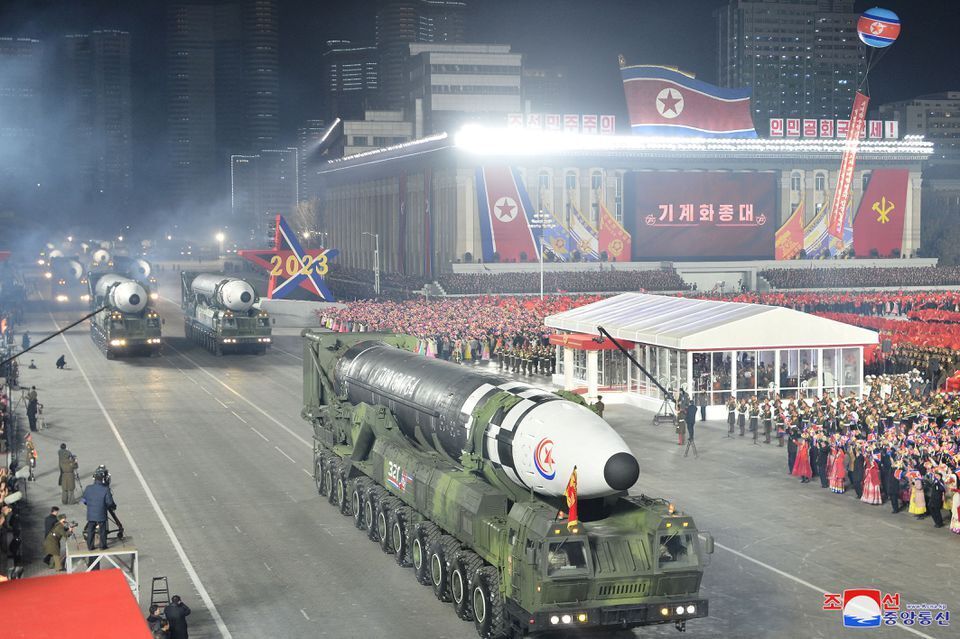 КНДР устроила парад в честь 75-летия своей армии и похвасталась ядерным потенциалом: что известно о ракетной программе Пхеньяна