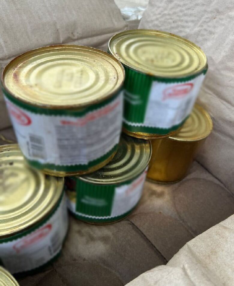 Полицейские Киева разоблачили предпринимателя, который поставлял военным опасные консервы. Фото