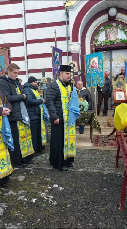 На Буковине священник УПЦ МП не дал отпеть погибшего Героя в храме: прощальную церемонию пришлось проводить у дверей. Видео