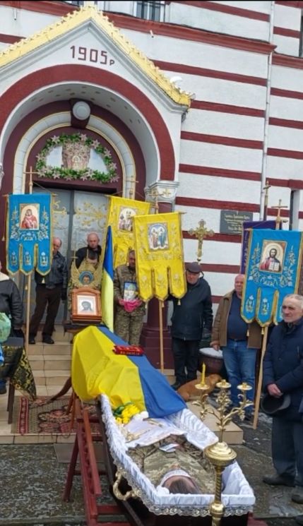 На Буковине священник УПЦ МП не дал отпеть погибшего Героя в храме: прощальную церемонию пришлось проводить у дверей. Видео