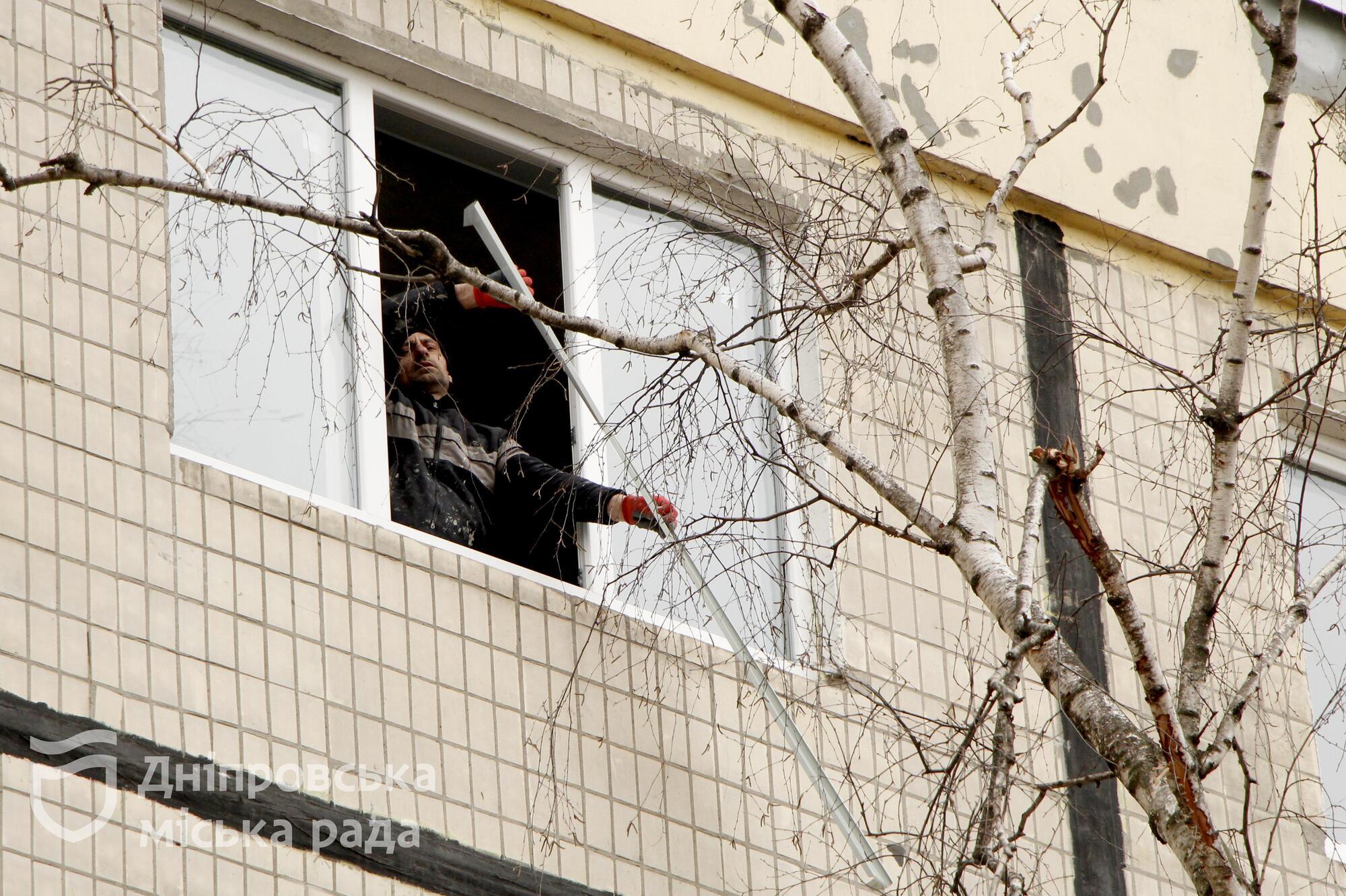 "Працювали з першої хвилини": Філатов перевірив відновлення будинку в Дніпрі, в який влучила ракета РФ