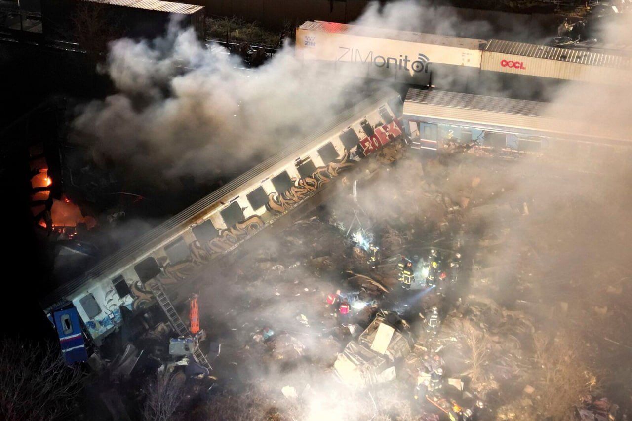 У Греції внаслідок зіткнення поїздів 32 людини загинули, 85 поранено. Фото і відео з місця трагедії