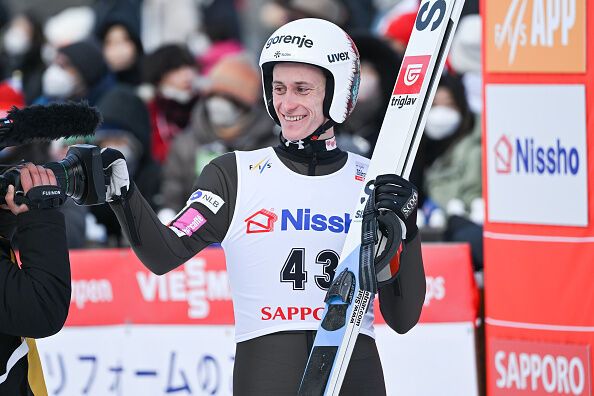 Олимпийский чемпион потерял лыжу на гигантском трамплине и приземлился головой вперед. Видео