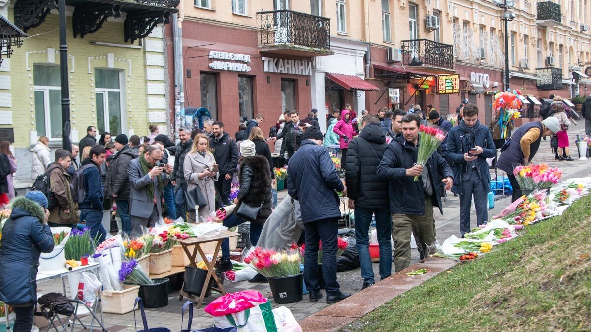 Будет ли выходным 8 марта: мнения украинцев об отмене праздника разделились