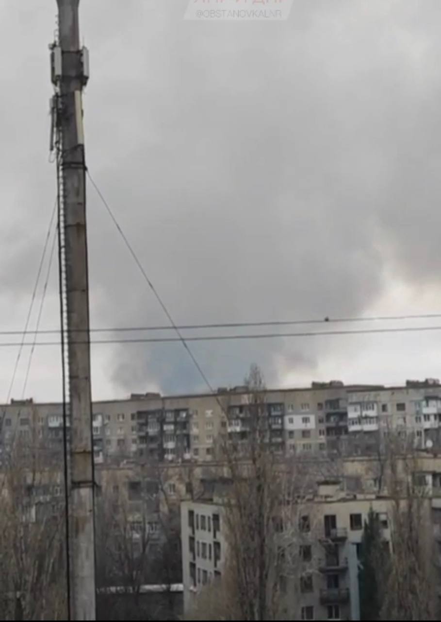 У Кадіївці сталася "бавовна" на території заводу, де окупанти намагалися сховати фури з БК. Відео