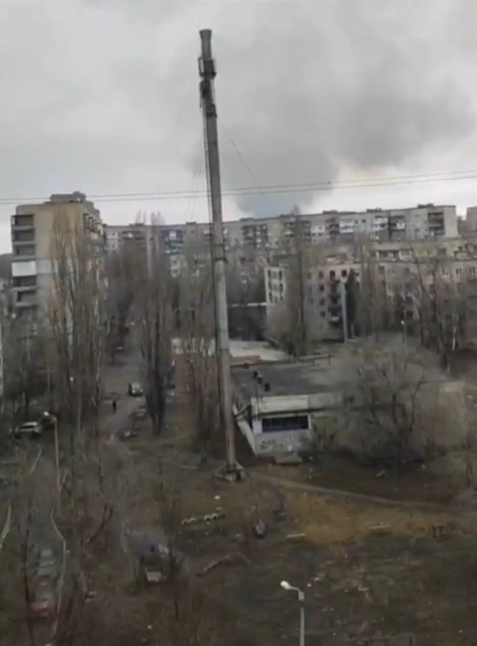 У Кадіївці сталася ''бавовна'' на території заводу, де окупанти намагалися сховати фури з БК. Відео