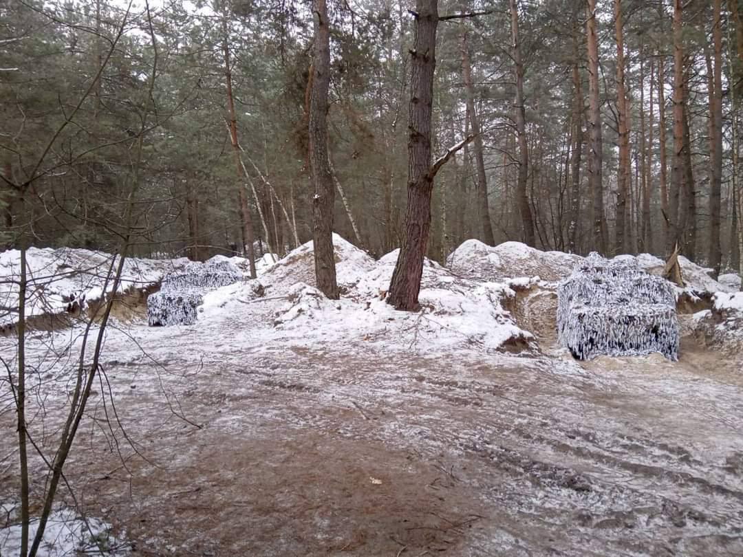 У Хмельницькому створили один з найбільших центрів з виготовлення маскувальних сіток для ЗСУ. Фото