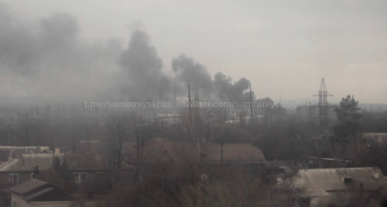 У Кадіївці сталася "бавовна" на території заводу, де окупанти намагалися сховати фури з БК. Відео
