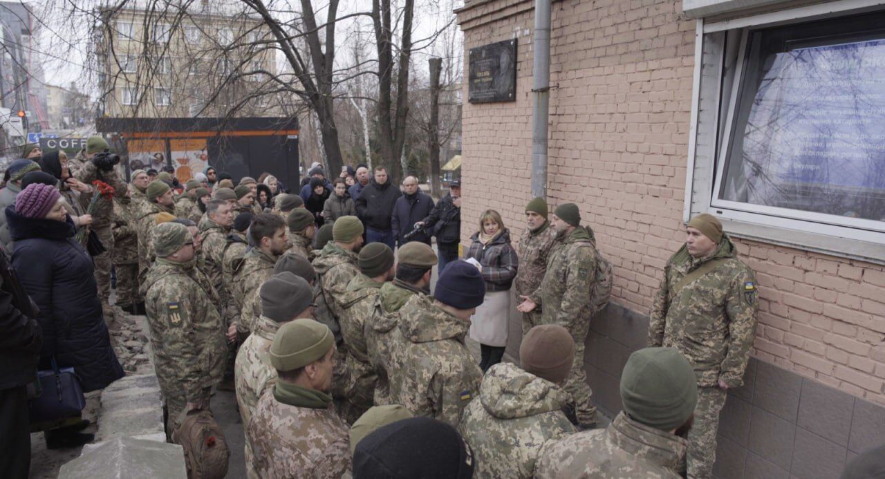 В Киеве открыли мемориальную доску и мурал, посвященные погибшему на Харьковщине защитнику Украины. Фото