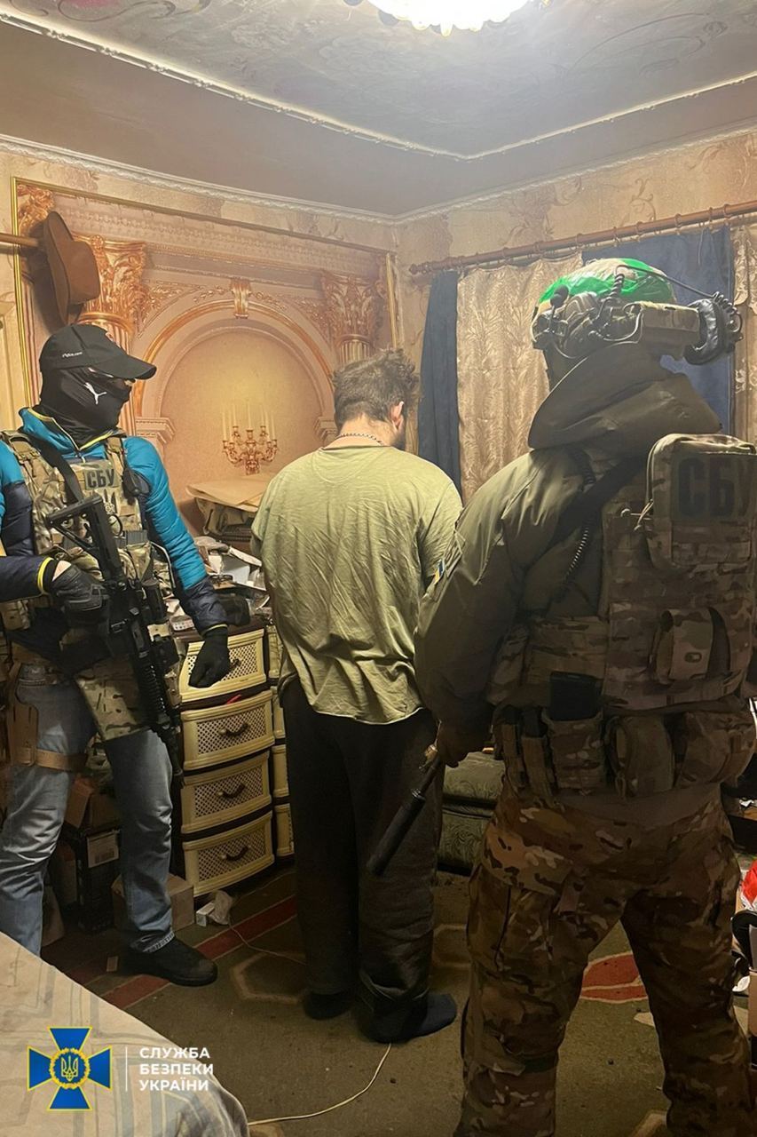 СБУ затримала інформатора окупантів, який коригував ракетні удари РФ по цивільних об’єктах на  Донеччині. Фото