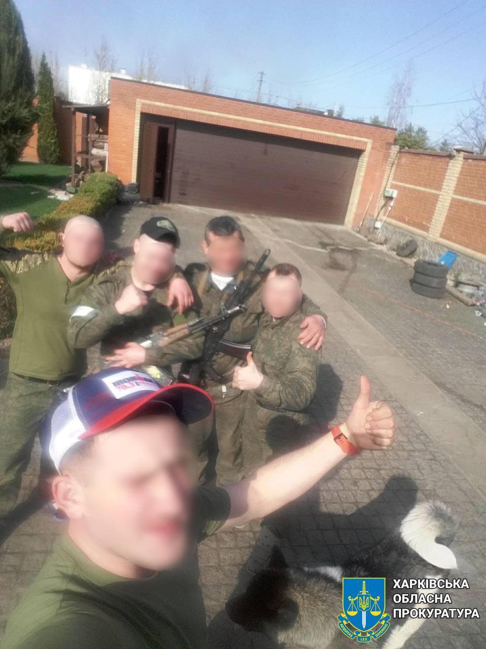 Робили селфі на крадені телефони просто в будинку: дев'яти російським окупантам повідомили про підозру. Фото
