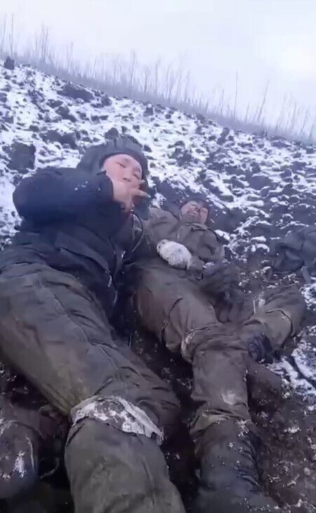 ''Два дні вже лежить'': окупант передав ''привіт'' з-під Вугледара на тлі пораненого товариша і палаючого танка РФ. Відео