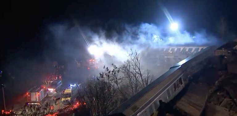 У Греції внаслідок зіткнення поїздів 38 людей загинули, десятки поранені. Фото і відео з місця трагедії