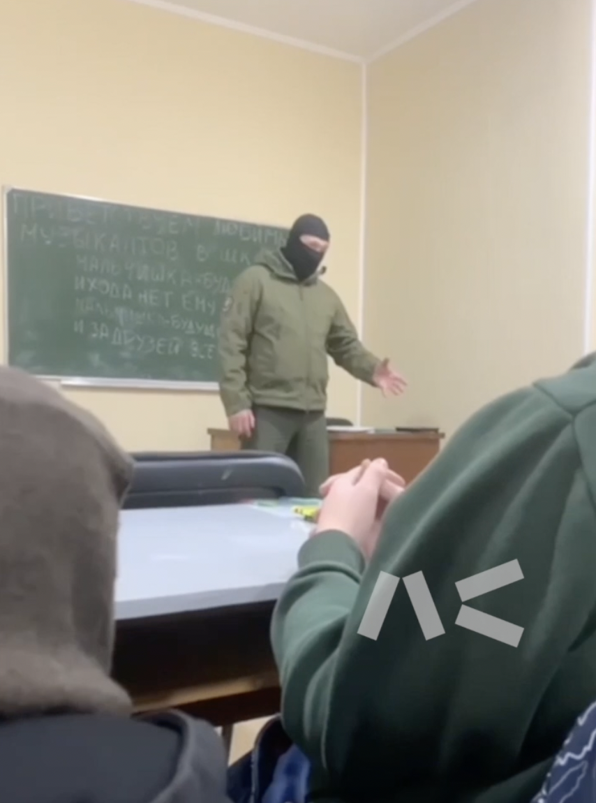 ''Я колишній зек, мене прийняли – і вас приймуть'': у Росії ''вагнерівці'' почали рекламну кампанію по школах. Відео
