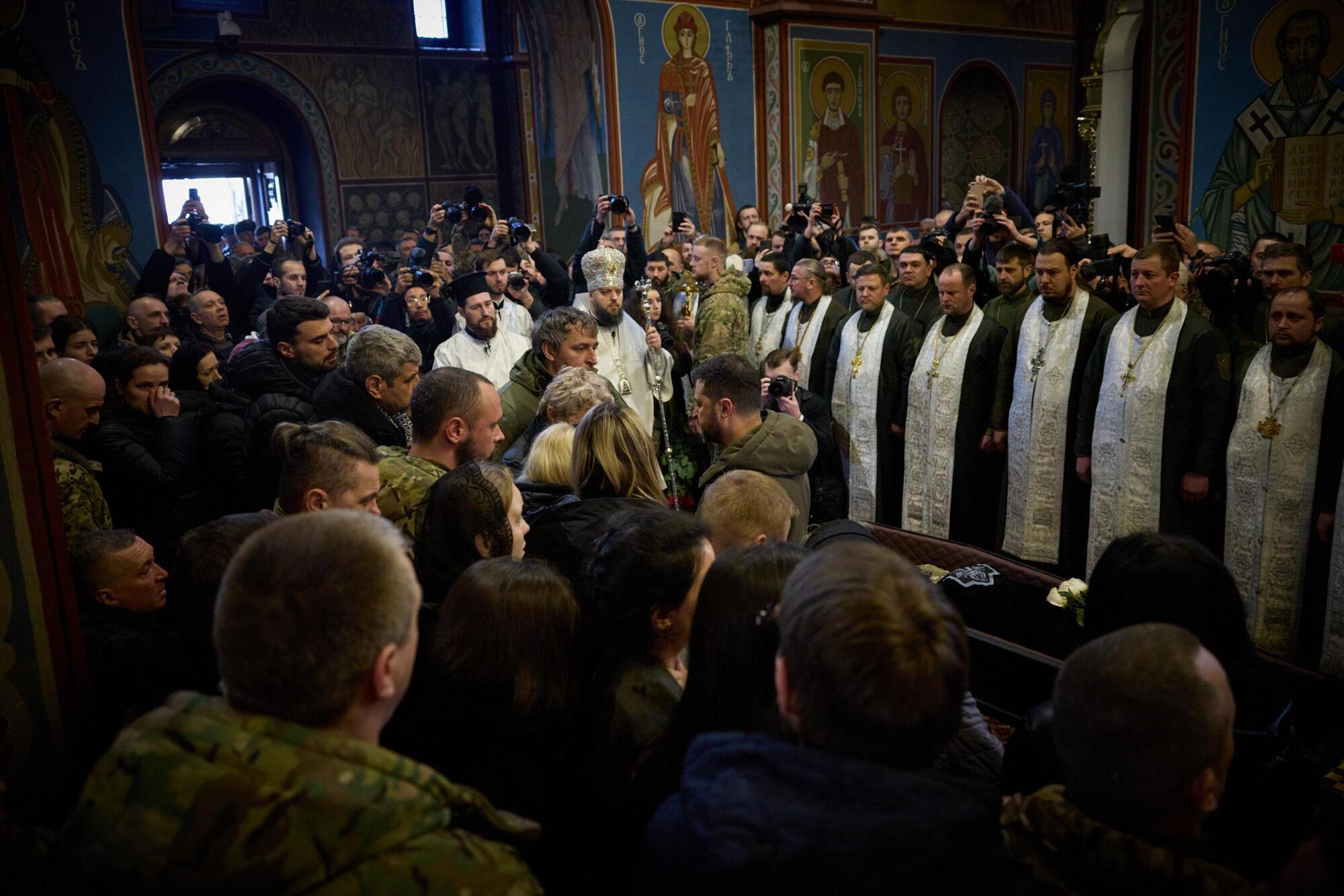 У Києві під звуки трембіти попрощалися з легендарним командиром "Да Вінчі": на церемонії були присутні Зеленський, Залужний і Буданов. Фото і відео