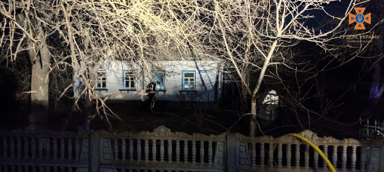 На Київщині під час пожежі у власному будинку заживо згорів чоловік
