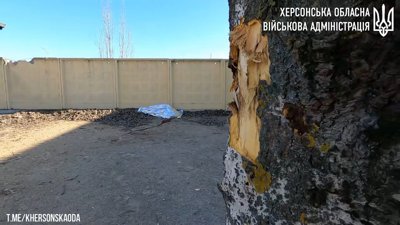 Войска РФ обстреляли Херсон из артиллерии: погиб мужчина, на месте ударов начался пожар. Видео