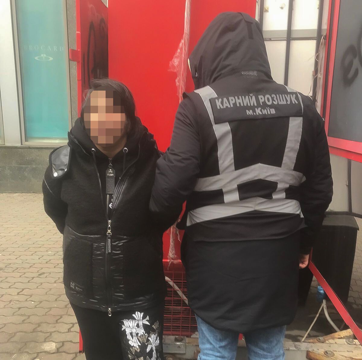 У Києві на гарячому затримали "ворожку", яка виманила в жінки каблучку та гроші. Фото та відео