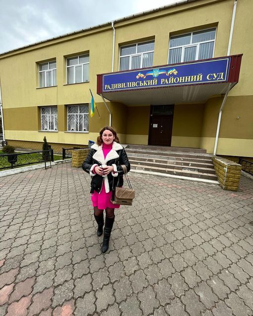 Экс-воспитательница, которую уволили с работы за фото в купальнике, отсудила 120 тысяч гривен в детсада. Фото