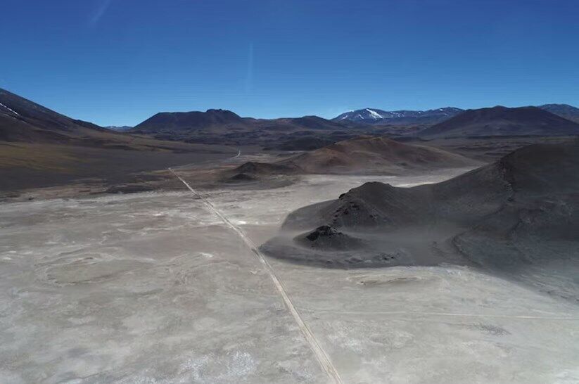 Высохшее озеро Пайоналес в Чили напоминает внеземной пейзаж