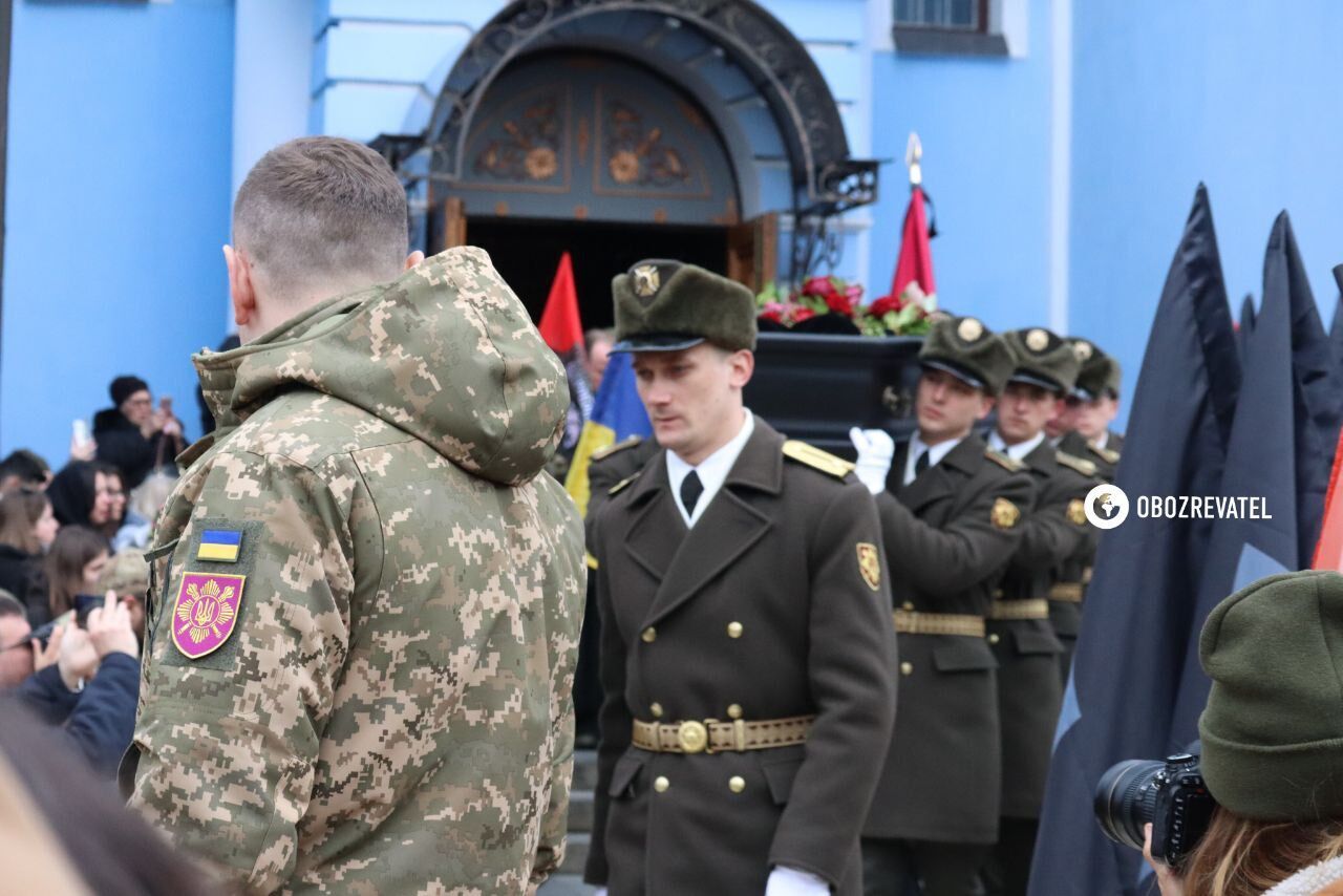 У Києві під звуки трембіти попрощалися з легендарним командиром "Да Вінчі": на церемонії були присутні Зеленський, Залужний і Буданов. Фото і відео