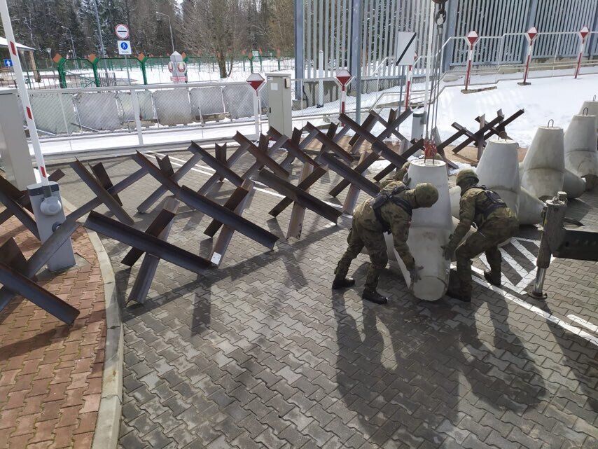 "Це частина нашої стратегії": Польща зводить протитанкові укріплення на кордоні з Білоруссю. Фото 