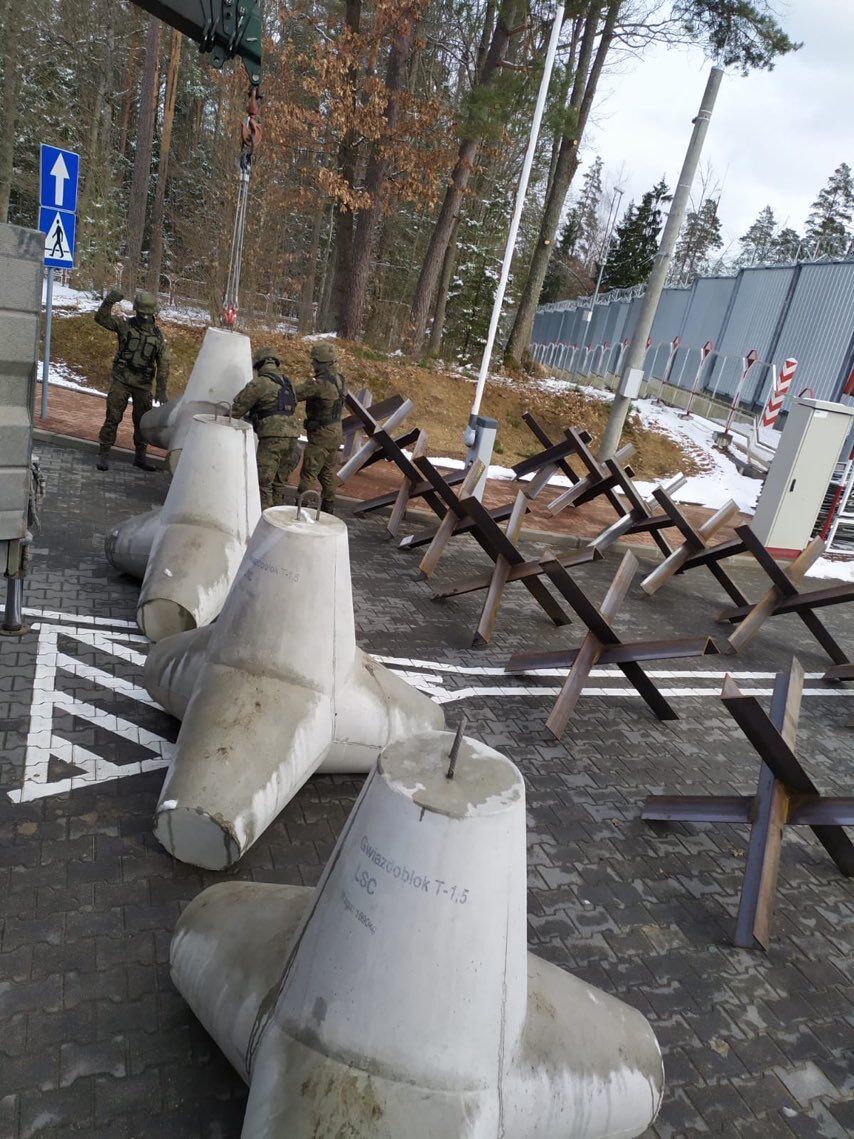 "Це частина нашої стратегії": Польща зводить протитанкові укріплення на кордоні з Білоруссю. Фото 