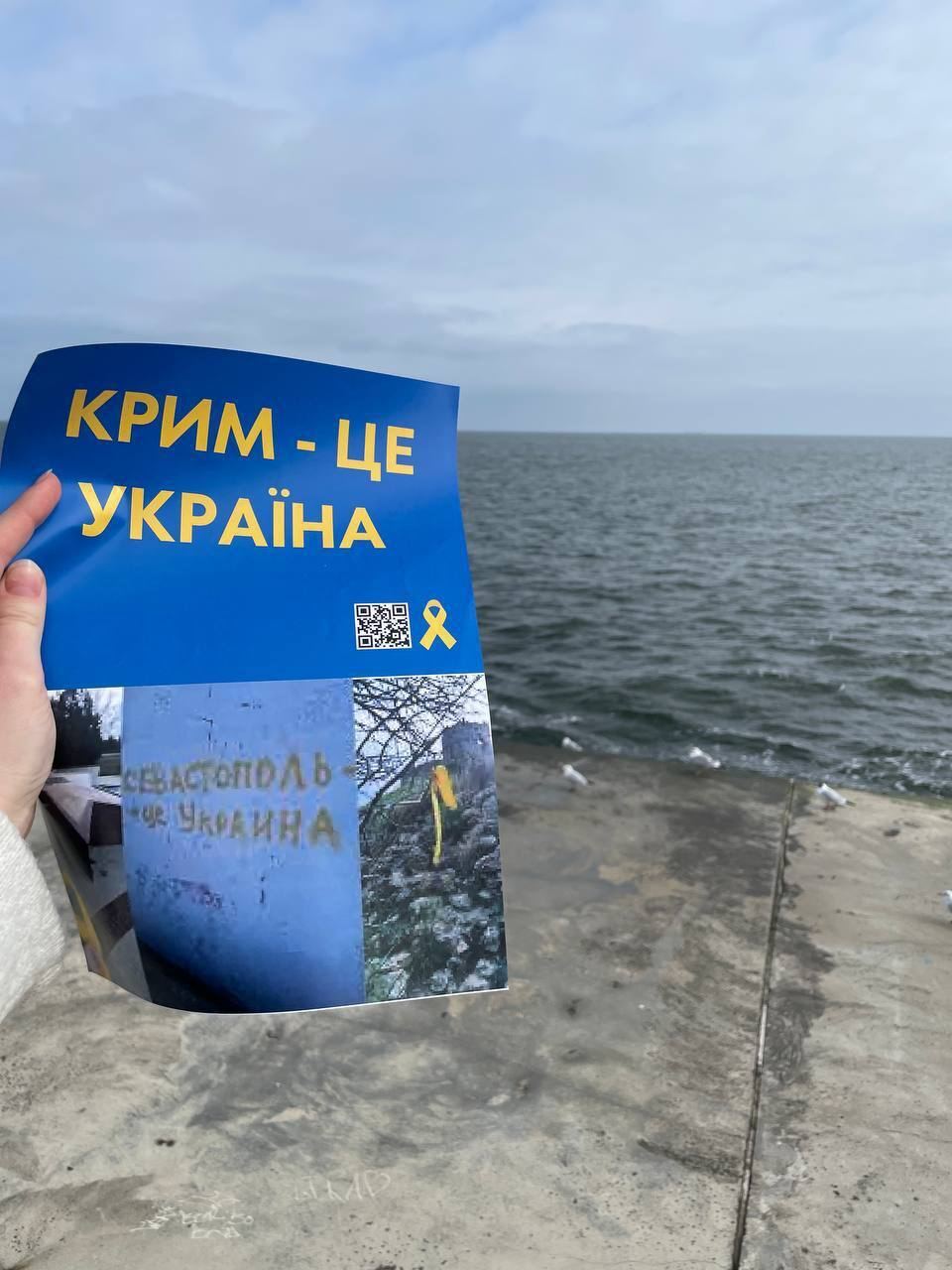 "Крым – это Украина": на оккупированном полуострове напомнили захватчикам, что те на чужой земле, и возложили цветы Кобзарю. Фото