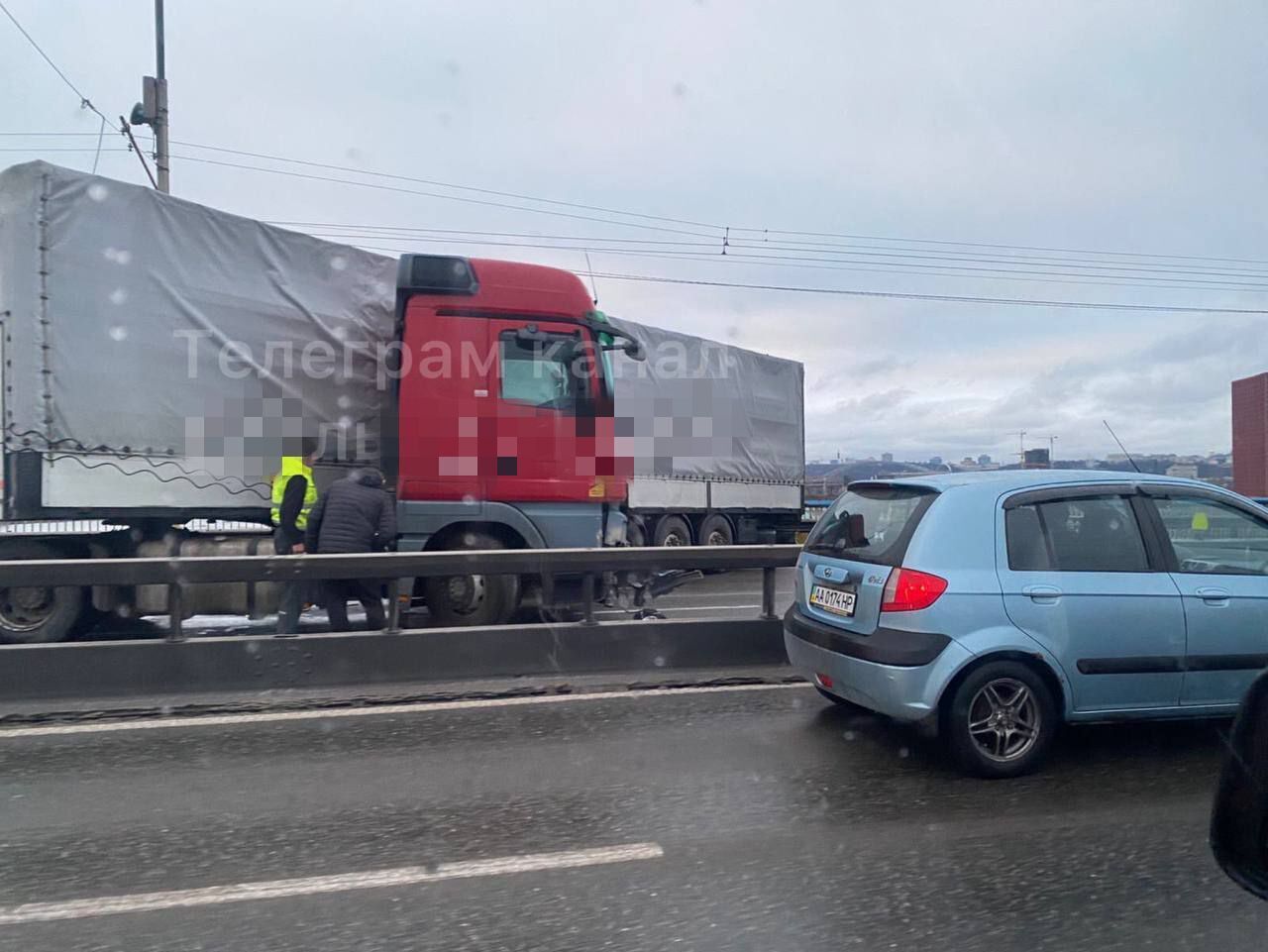 В Киеве на Северном мосту произошло ДТП с участием грузовика: движение в сторону Троещины было перекрыто. Фото