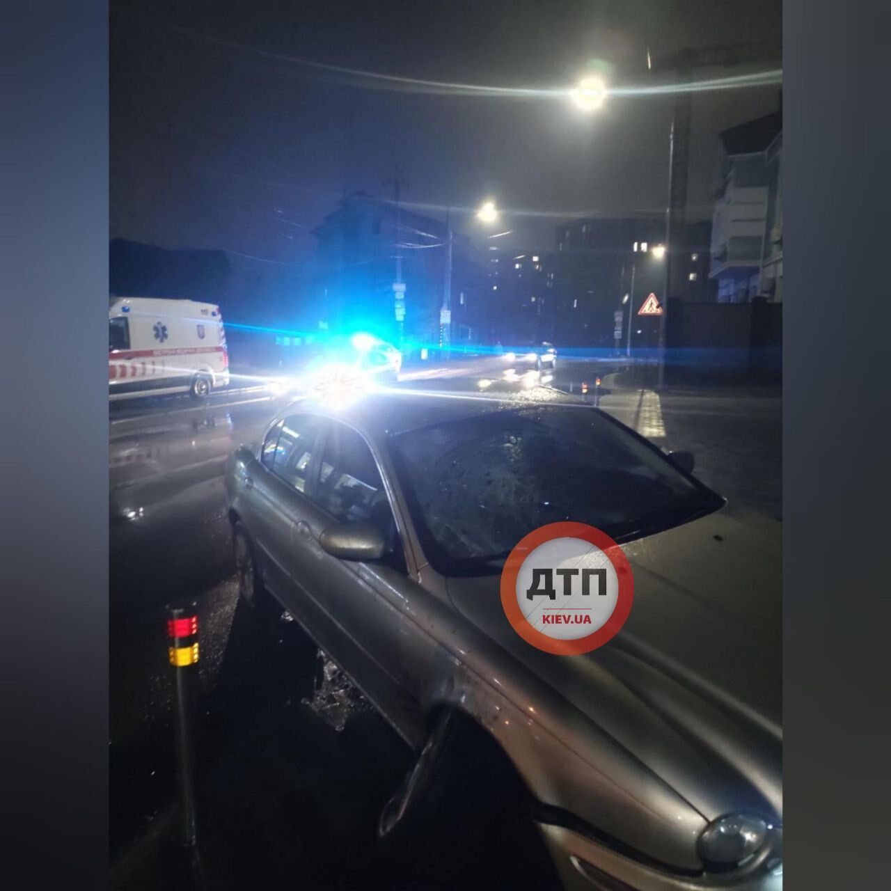 В Киеве водитель Jaguar на скорости вылетел на тротуар и сбил пешехода. Фото