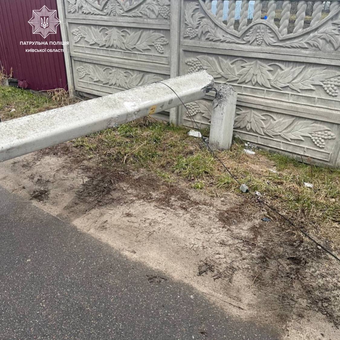 На Київщині п’яному водію, який збив бетонну електроопору, виписали 5 штрафів на понад 21,5 тис. грн. Фото