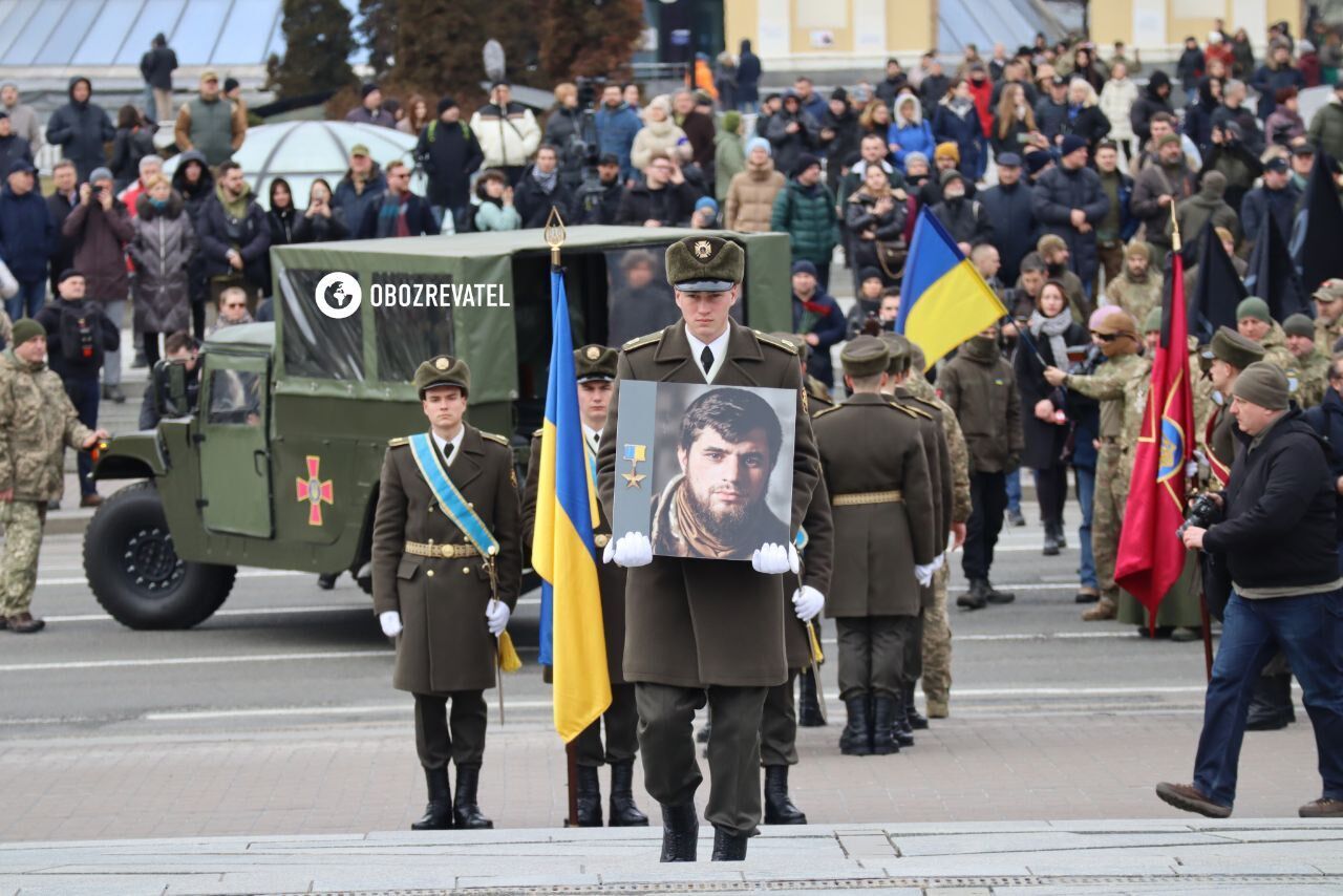 У Києві під звуки трембіти попрощалися з легендарним командиром "Да Вінчі": на церемонії були присутні Зеленський, Залужний і Буданов. Фото і відео