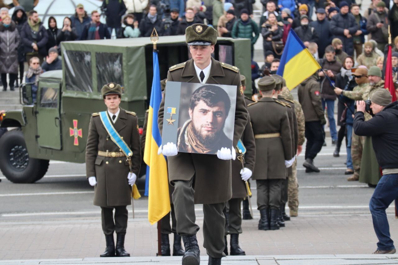 У Києві під звуки трембіти попрощалися з легендарним командиром "Да Вінчі": на церемонії були присутні Зеленський, Залужний і Буданов. Фото і відео