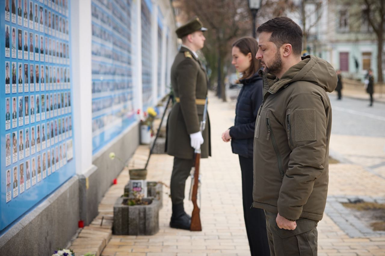 Прем'єр-міністерка Фінляндії прибула з візитом до України і разом із Зеленським вшанувала памʼять "Да Вінчі". Фото