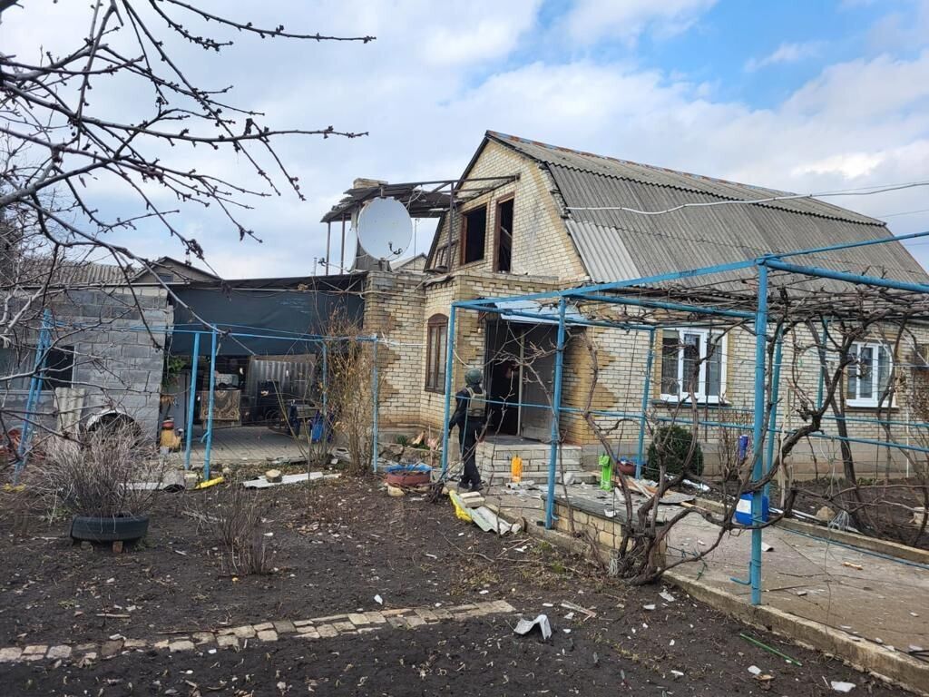 Окупанти вдарили по Костянтинівці на Донеччині, поранено шість осіб: на місці працюють рятувальники. Фото 