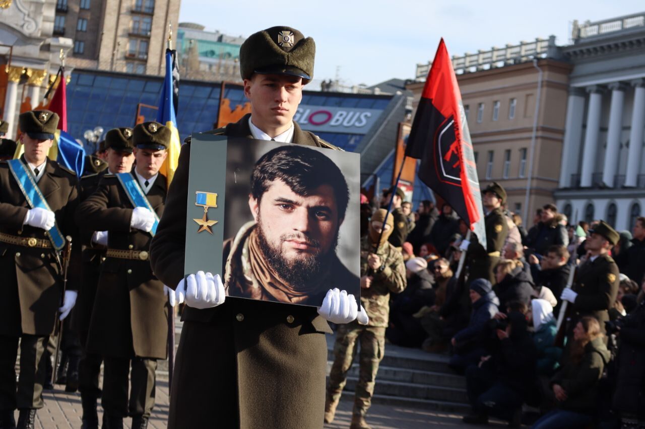 В Киеве под звуки трембита простились с легендарным командиром "Да Винчи": на церемонии присутствовали Зеленский, Залужный и Буданов. Фото и видео