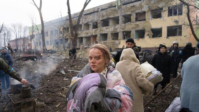 Вишемирська, фото якої облетіли світ після ударів РФ по пологовому в Маріуполі, з Москви розповідає про "8 років бомбили Донбас". Фото