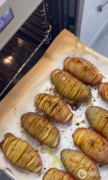 Как вкусно запечь картошку гармошкой: чистить не придется