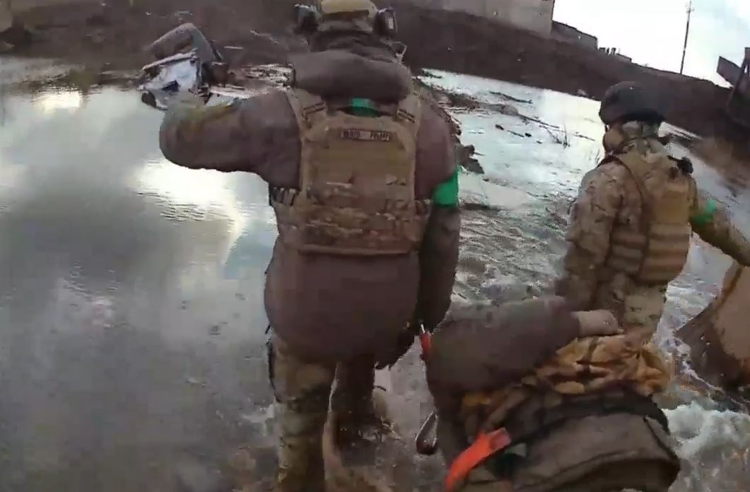 По коліна в багнюці й під обстрілами: українські воїни показали, як рятують побратимів у Бахмуті