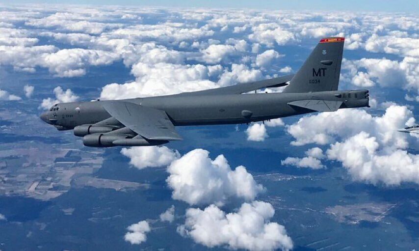 Ядерный бомбардировщик США в сопровождении польских истребителей пролетел вдоль границы России