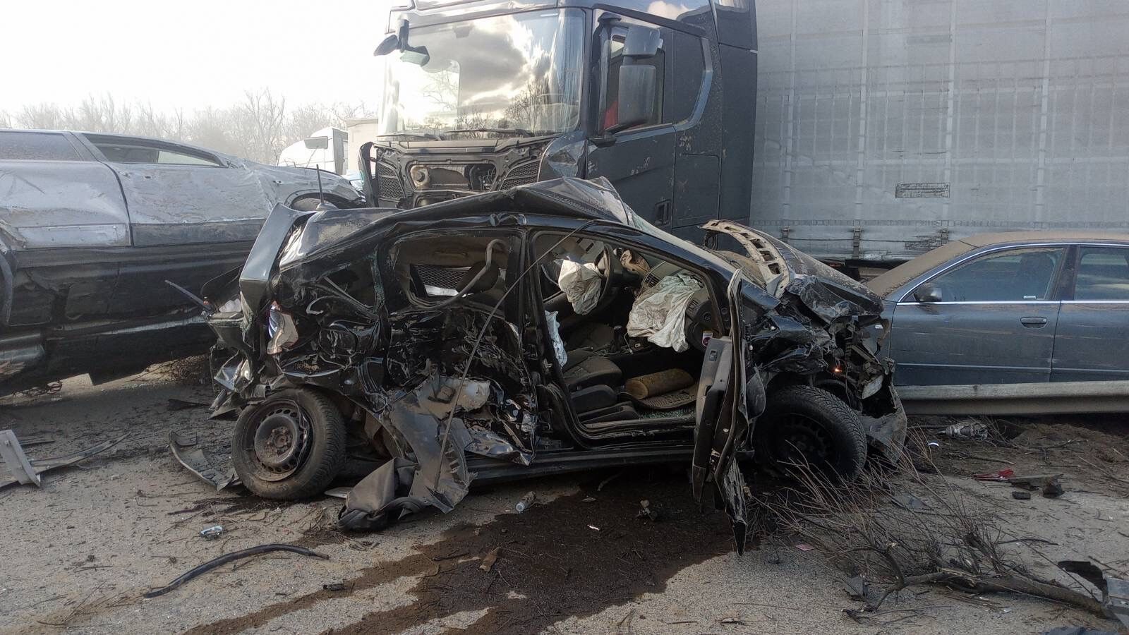В Венгрии на трассе столкнулись более 40 автомобилей, пострадали десятки человек. Фото и видео