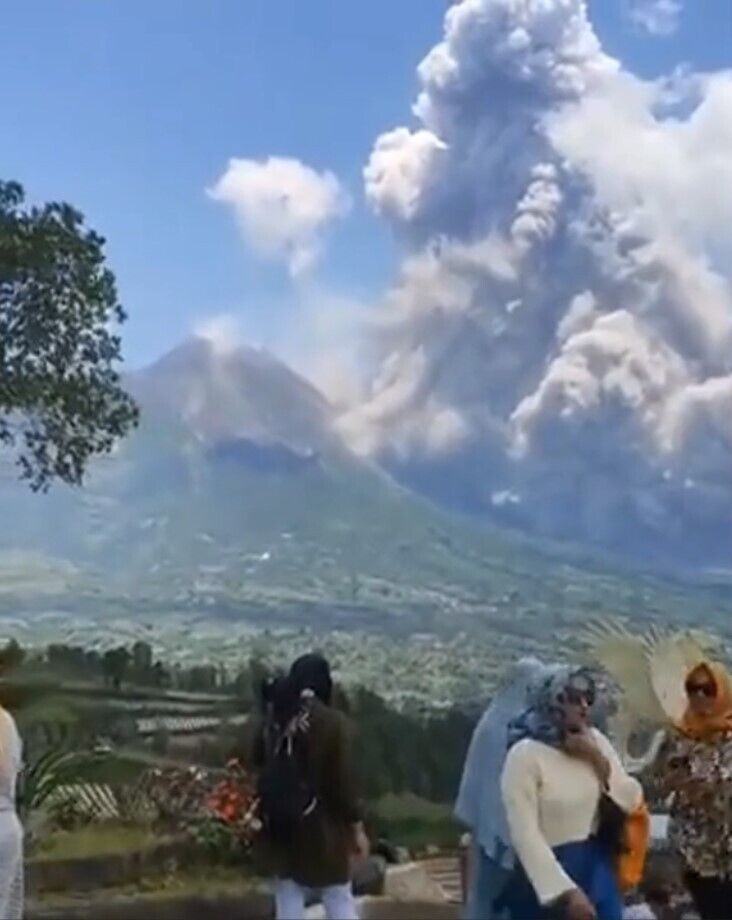 В Індонезії почалося виверження найактивнішого вулкану. Відео