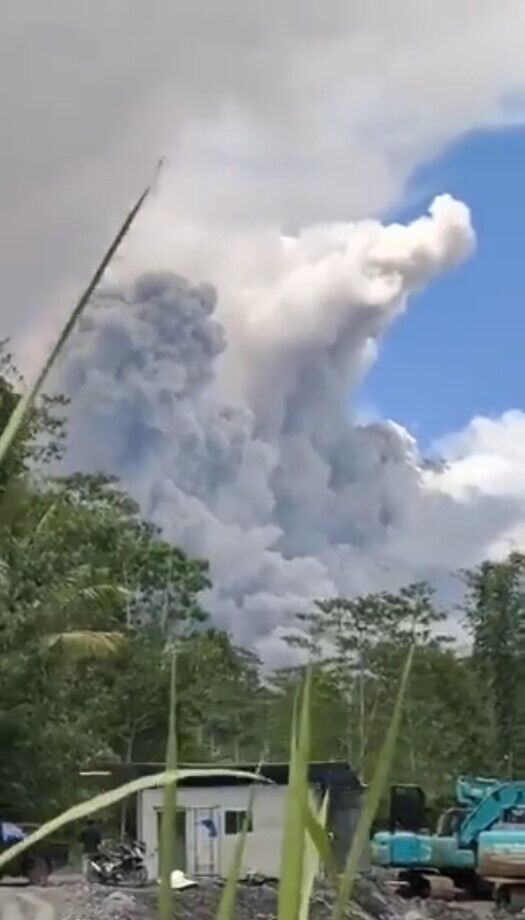 В Індонезії почалося виверження найактивнішого вулкану. Відео