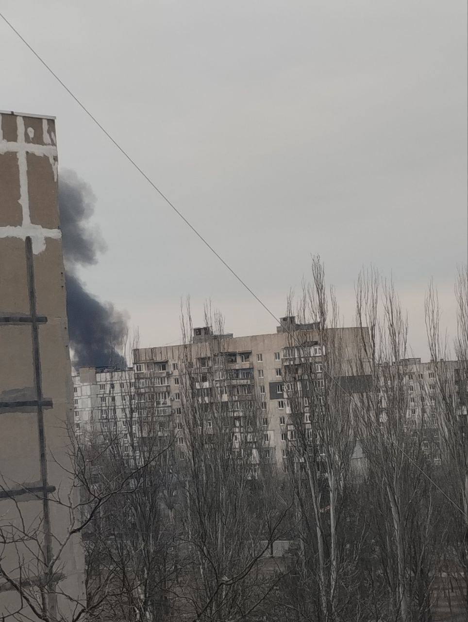 В Мариуполе взорвался и сгорел частный дом: оккупанты кивают на ПВО. Фото, видео
