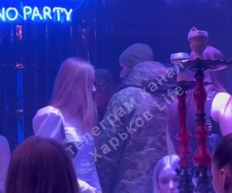 В Харькове военнослужащие ''посетили'' ночной клуб, посетителям выписали повестки. Видео