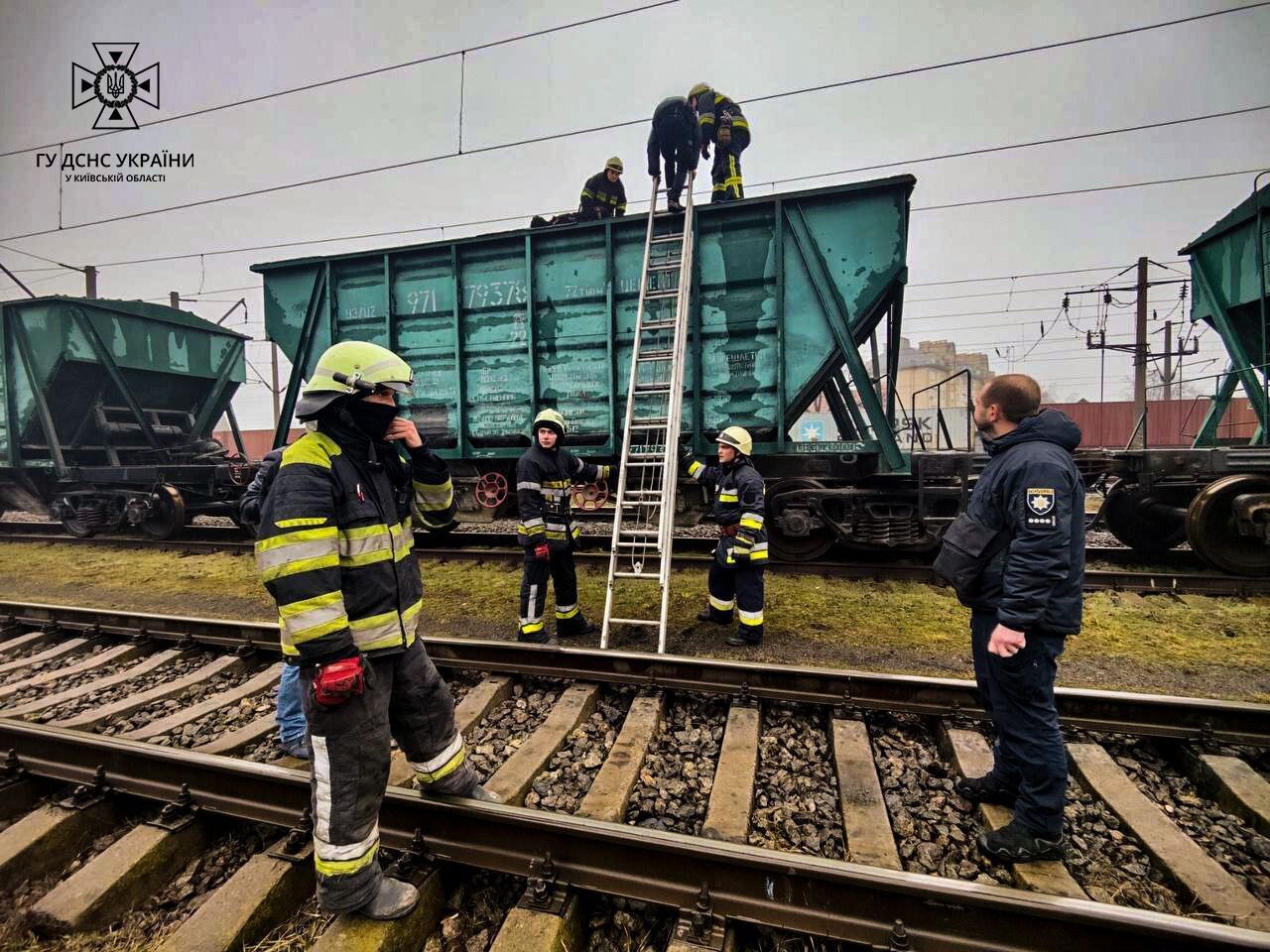 Залізли на вантажні вагони: у Вишневому двох підлітків уразило струмом, один загинув на місці