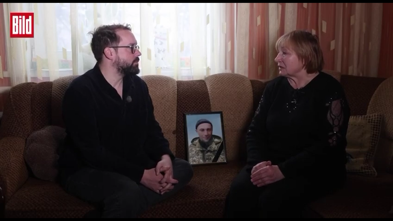 ''Це почерк його життя'': мама розстріляного за слова ''Слава Україні!'' Мацієвського розповіла про сина. Відео