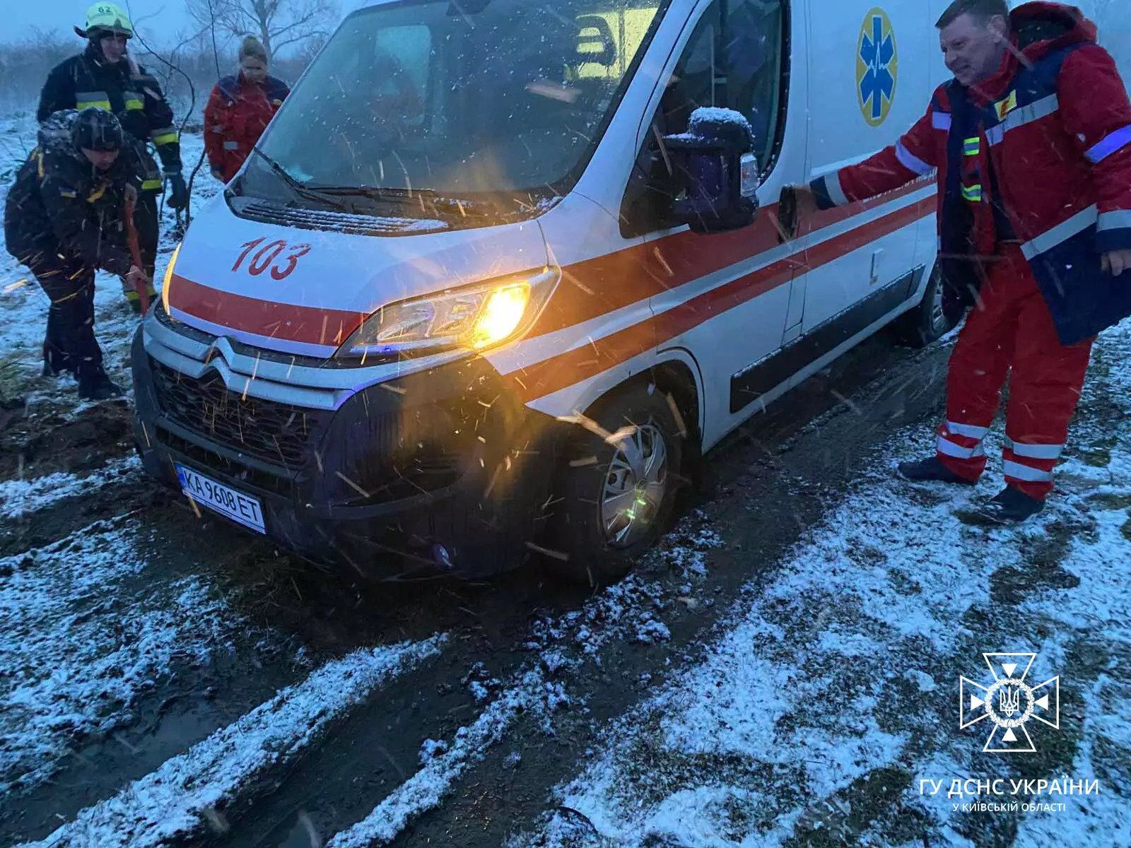 На Київщині ДСНС врятувала швидку, яка везла пацієнта до лікарні. Фото